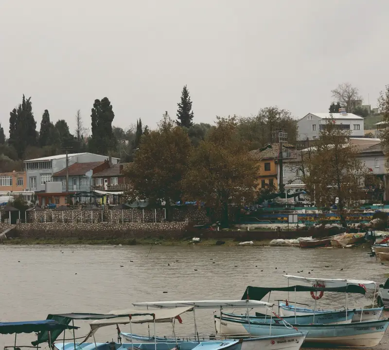 Gölyazı’da kıyıya bağlı kayıklar ve göle bakan evler
